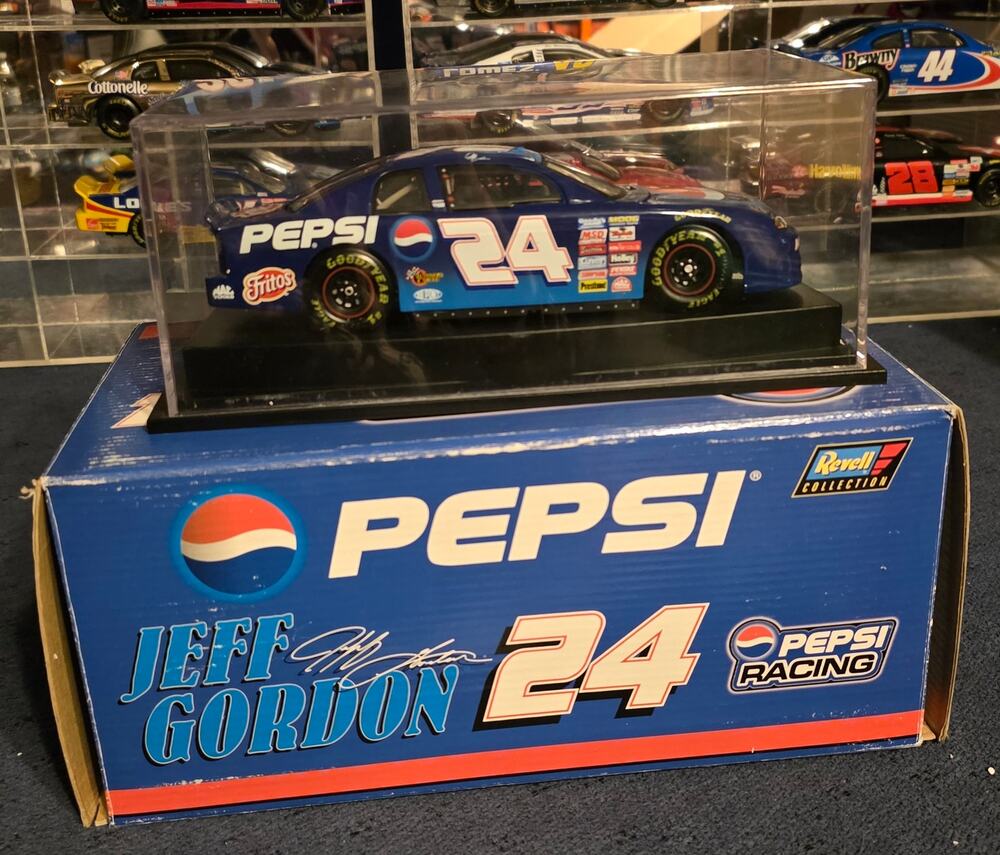 Jeff Gordon #24 Pepsi Racing 1999 Chevy Monte Carlo 1:24 Revell Collection